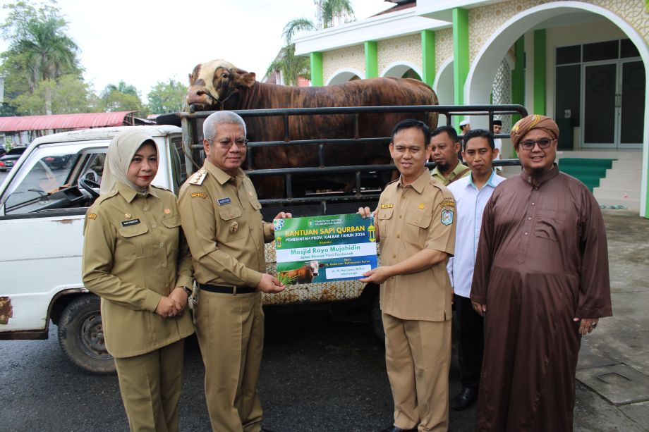 Menerima Secara Simbolis Hewan Qurban Untuk Idul Adha Tahun 1445 H 2024 M